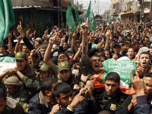فلسطينيون يشيعون جنازة عنصرين من حماس استشهدا في رفح يوم الجمعة
