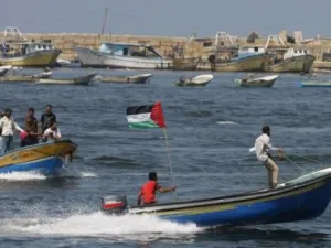 فلسطينيون يشاركون في تجمع في الذكرى السنوية الاولى لهجوم البحرية الاسرائيلية على سفينة مافي مرمرة 