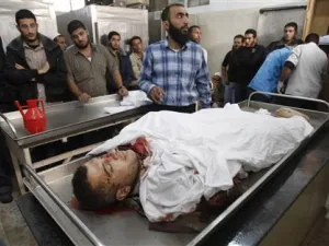جثمان فلسطيني استشهد في غارة جوية إسرائيلية في رفح يوم السبت
