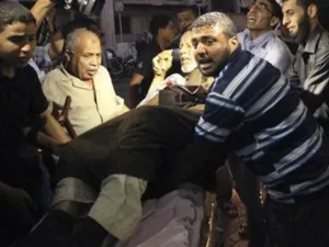 فلسطينيون ينقلون رجلا مصابا الى مستشفى في غزة في اعقاب هجوم اسرائيلي بقذائف الدبابات يوم السبت
