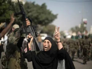 عرض عسكري لكتائب عز الدين القسام في مخيم جباليا
