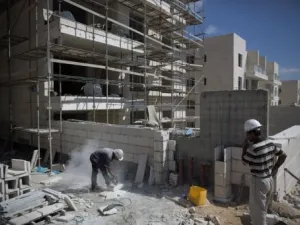 عمال في ورشة بناء في مستوطنة جيلو

