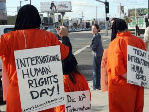 متظاهرون يرتدون زي سجناء غوانتانامو في لوس انجيليس 
