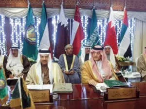 وزير الخارجية السعودي الامير سعود الفيصل (يمين) في قمة دول مجلس التعاون الخليجي