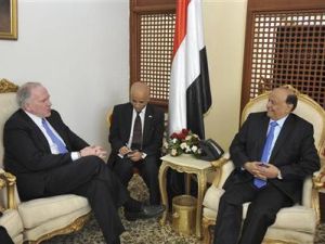 الرئيس اليمني عبد ربه منصور هادي يستمع لجون برينان مستشار الرئيس الامريكي لشؤون مكافحة الارهاب 
