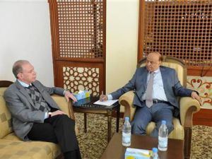 نائب الرئيس اليمني عبد ربه منصور هادي (إلى اليمين) لدى اجتماعه مع السفير الامريكي في 
