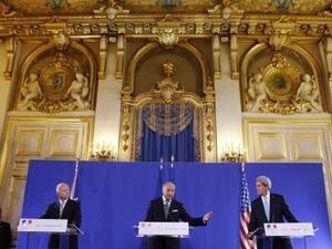  US Secretary of State John Kerry (R) and British Foreign Secretary William Hague (L) listen on September 16, 2013 to French Foreign Minister Laurent Fabius (C) during a press conference at the Foreign Ministry in Paris following their meeting on the Syria crisis. (AFP)