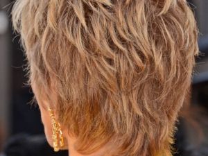 التدخين يقلل من تدفق الدم إلى فروة الرأس مما يؤدي إلى بطء نمو الشعر. 