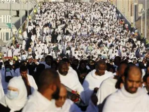 حجاج يستعدون لرمي الجمرات في منى 
