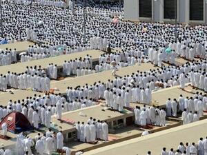 حجاج يشاركون في صلاة الظهر السبت بالقرب من جبل عرفات
