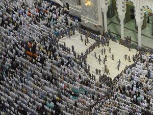 مشهد عام للحجاج في الحرم المكي بمكة المكرمة
