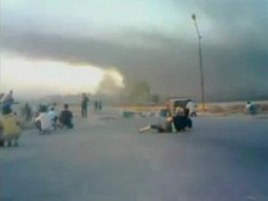  سكان يحاولون تفادي الطلقات النارية في حي بحماة يوم الأحد.
