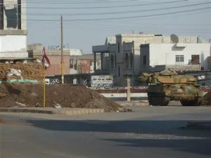 دبابة بنقطة تفتيش في الحلة قرب حمص 
