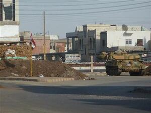 دبابة بنقطة تفتيش في الحلة قرب حمص 
