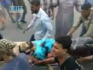 سوريون ينقلون مصابا الى مستشفى في حماة
