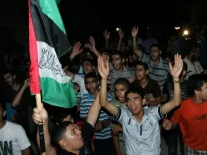 مناصرو حماس يحتفلون بالاتفاق على صفقة اطلاق سراح الف اسير فلسطيني مقابل اطلاق سراح الجندي الاسرائيلي جلعاد شاليط
