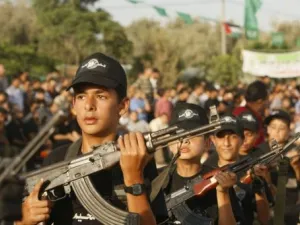 حفل في نهاية مخيم صيفي عسكري لغزة في حماس
