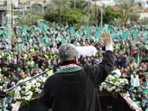 رئيس المكتب السياسي لحركة حماس يتحدث في حشد بمناسبة مرور 25 عاما على تأسيس الحركة في مدينة غزة 