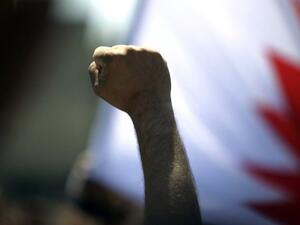 بحريني شيعي يشارك في تظاهرة قرب المنامة