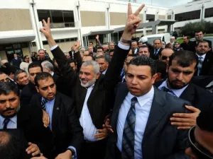 رئيس حكومة حماس اسماعيل هنية يحيي مؤيديه عند وصوله الى تونس
