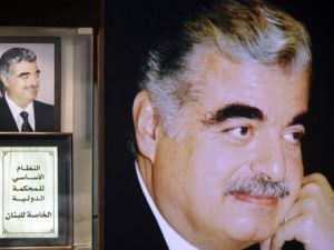 صورة لرئيس الوزراء الراحل رفيق الحريري ونسخة من نظام المحكمة الخاصة للبنان عند ضريحه وسط بيروت
