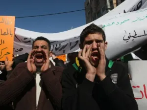 فلسطينيون يتظاهرون ضد سياسة رئيس الوزراء سلام فياض في الخليل السبت