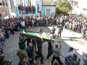تشييع جنازة قتيل سقط بنيران القوات السورية في مدينة حمص