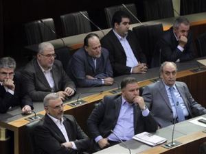 نواب من كتلة حزب الله البرلمانية خلال مناقشة بيان الحكومة يوم الثلاثاء في البرلمان
