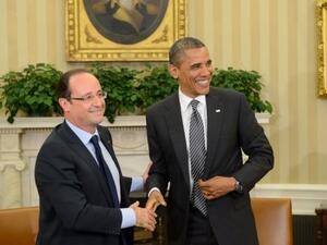 Barack Obama (R) shakes hands with Francois Hollande in the Oval Office at the White House on May 18, 2012 (AFP)