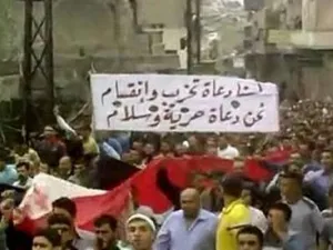 لقطة من فيديو تظهر متظاهرين في شوارع حمص