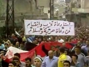 لقطة من فيديو تظهر متظاهرين في شوارع حمص