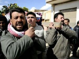 سوريون يشيعون جنازة رجل قتل اثر اصابته بشظايا في القصير (15 كلم عن حمص) 
