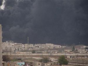 مدينة حمص ودخان أسود يتصاعد في سمائها 
