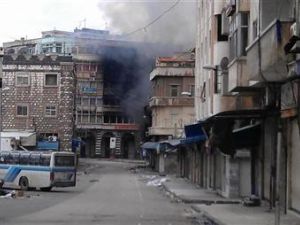 دخان يتصاعد من مبنى في حمص يوم الاحد