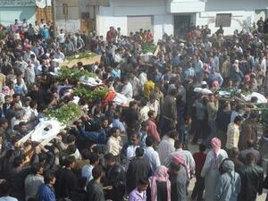 متظاهرون يحملون نعوشا بالقرب من حمص 
