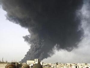 دخان يتصاعد من مصفاة حمص يوم الاربعاء
