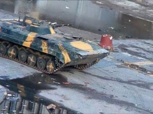 صورة من شريط فيديو تظهر دبابة في احد شوارع حمص الاثنين
