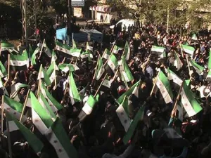 متظاهرون ضد الاسد بالقرب من درعا يوم الاحد 
