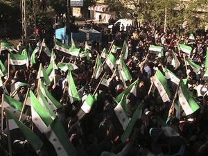 متظاهرون ضد الاسد بالقرب من درعا يوم الاحد 
