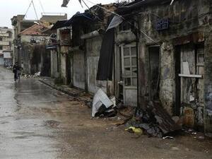 رجل يقود دراجته بجوار مبان مدمرة في حمص القديمة يوم الاربعاء 
