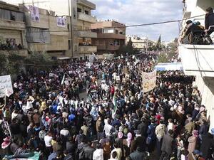 متظاهرون ضد الاسد بالقرب من حمص