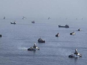 Iranian warships in the Strait of Humoz.