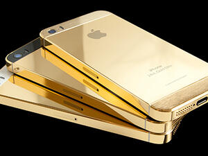 With the 'gold' iPhone 5s completely unavailable to regular consumers until sometime in October, many have turned to eBay, where 'gold' iPhones are reportedly selling for as much as $10,000(USD)