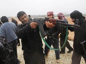 عناصر من الجيش السوري الحر يتدربون على الاسلحة قرب ادلب