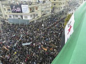 محتجون يتظاهرون في مدينة ادلب
