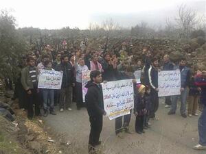 مسلحون ينتمون للجيش السوري الحر يشاركون في احتجاج ضد الاسد في ادلب