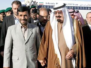 العاهل السعودي الملك عبدالله بن عبدالعزيز خلال استقباله الرئيس الايراني محمود احمدي نجاد خلال زيارة الاخير الى الرياض عام 2007