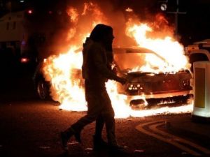 تظاهرات تتخللها احيانا اعمال عنف للمطالبة باعادة رفع العلم البريطاني فوق بلدية بلفاست