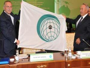 البروفسور اوغلي الامين العام  لمنظمة التعاون الاسلامي يرفع الشعار الجديد 