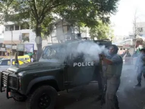 جنود اسرائيليون يطلقون الغاز المسيل للدموع لتفريق متظاهرين في الخليل 
